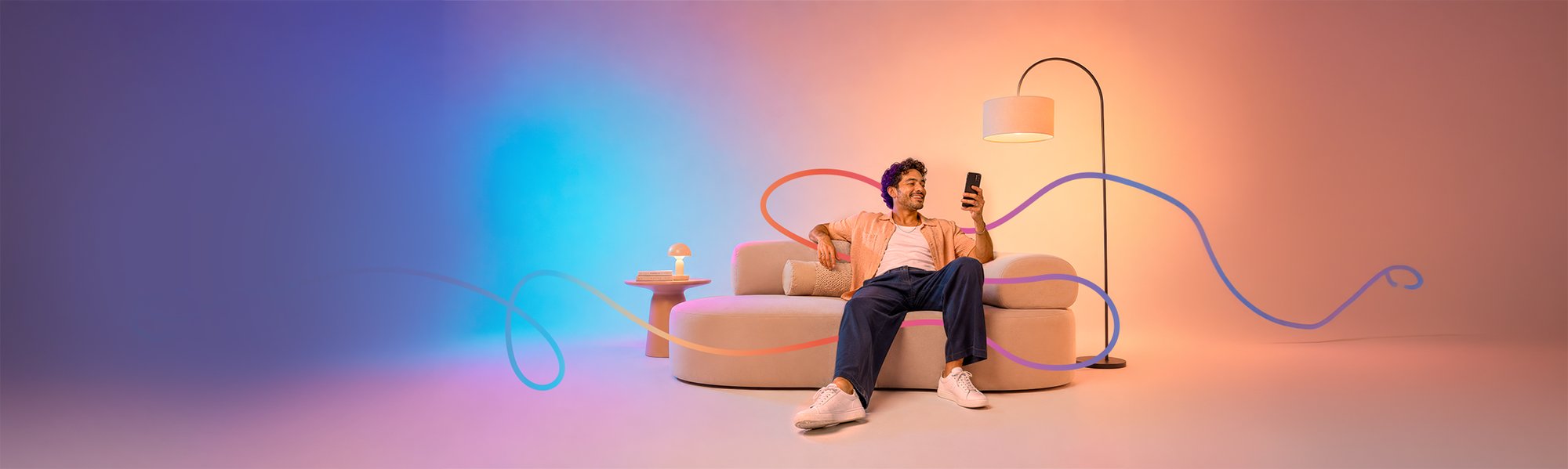 Ambiente Easy Home com pessoa relaxando no sofá